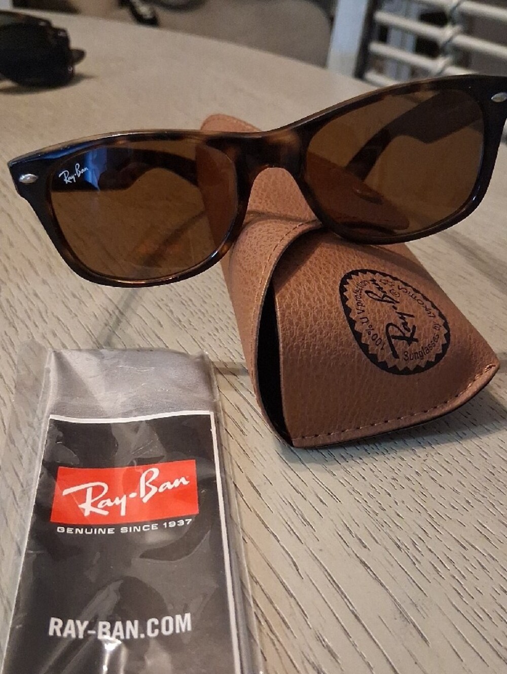 Ray-Ban Wayfarer Sunglasses in Dark Tortoise with Brown Lenses. Unisex.